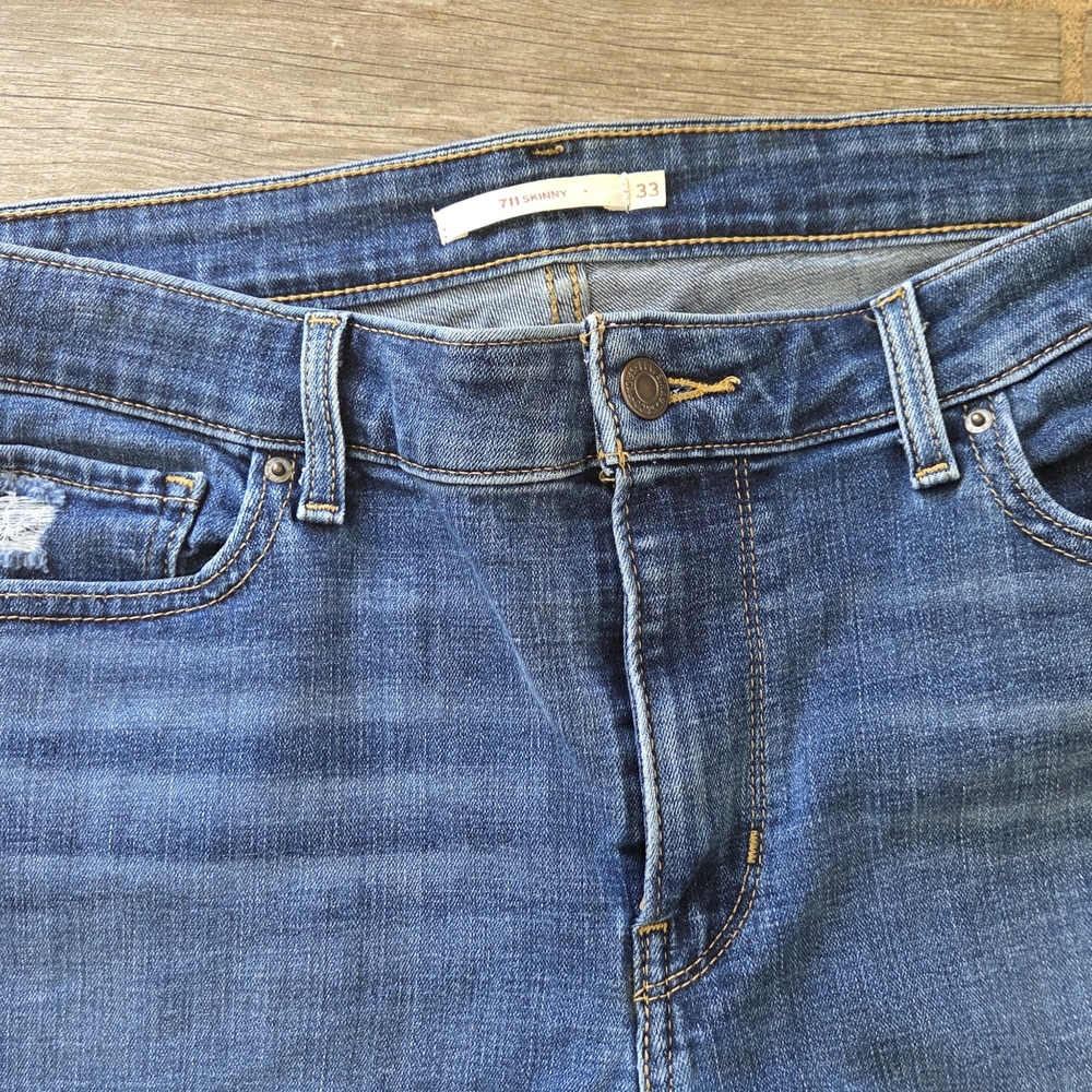 Levi's Women's Ankle Jeans in Medium Blue